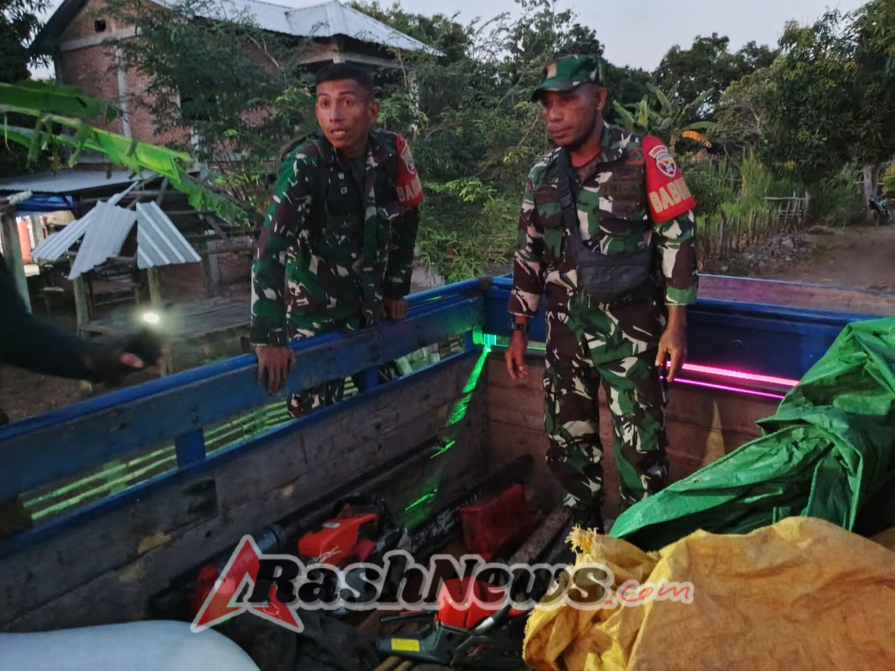 Rahasia di Balik Terpal Biru! Tim Gabungan Temukan Kayu Olahan dan Chainsaw