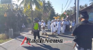 Tiga Pilar Keamanan Desa Adat Ngis: Babinsa, Bhabinkamtibmas, dan Pecalang Amankan Upacara Melasti