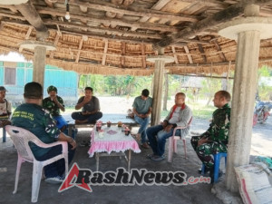 Babinsa Koramil 1618-04/Bisel Ajak Warga Maubesi Kibarkan Merah Putih Sambut HUT RI ke-80