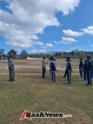 Babinsa Dan Bhabinkamtibmas Latih Anggota Paskibra SMA Binio Jelang HUT RI Ke-80 Di Kecamatan Bikomi Tengah