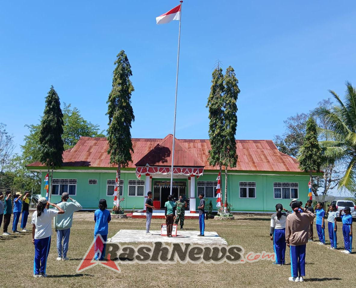 Babinsa Koramil 1618-04/Bisel Latih Anggota Paskibra di Halaman Kantor Camat Insana Barat