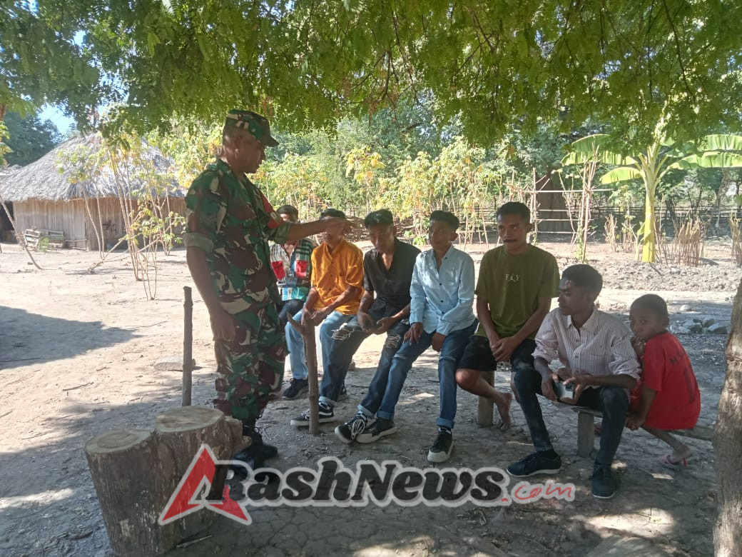 Babinsa Koramil 1618-03/Insut Sertu Domingos Soares Giat Monitoring dan Komsos di Desa Humusu Oekolo
