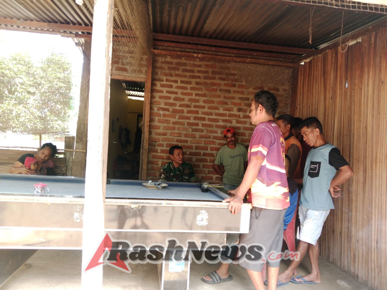 Babinsa Koramil 1618-01/Miotim Sertu Maio Rocha Laksanakan Komsos dan Monitoring di Kelurahan Aplasi