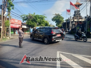 Personel Polsek Abiansemal Pastikan Kelancaran Arus Sore Lewat Pengaturan Lalin