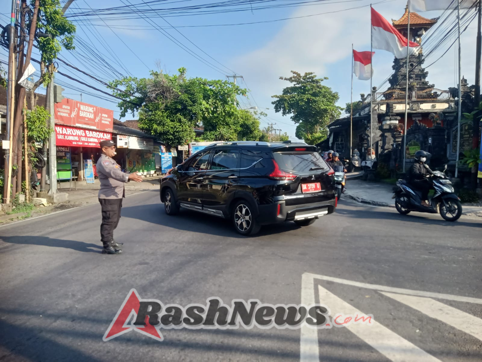 Personel Polsek Abiansemal Pastikan Kelancaran Arus Sore Lewat Pengaturan Lalin
