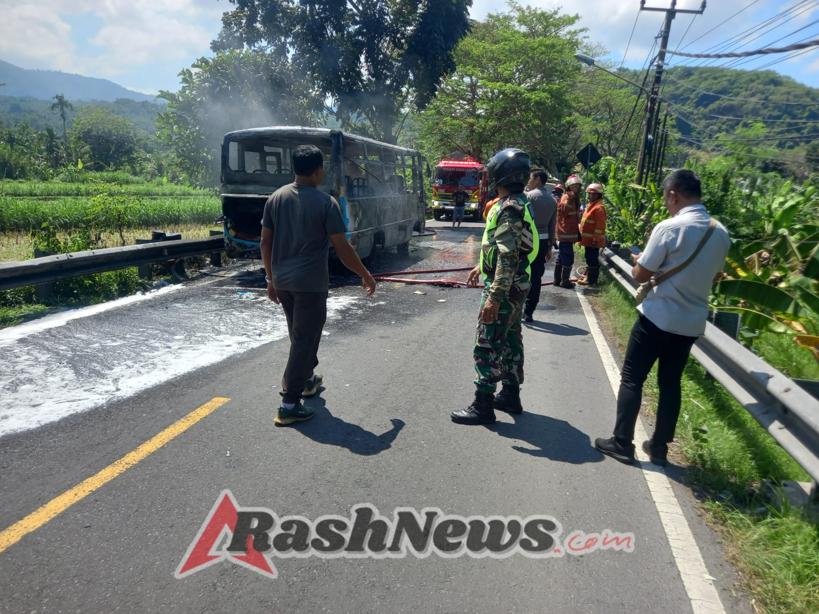 Babinsa 1623-05/Manggis bersama Polsek atur lalu lintas di lokasi kebakaran mobil bus.