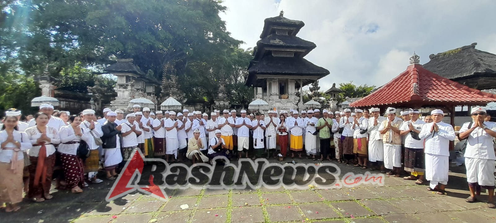 Persembahyangan bersama di Pura Penataran Agung Lempuyang dihadiri Danramil 1623-02/Abang.