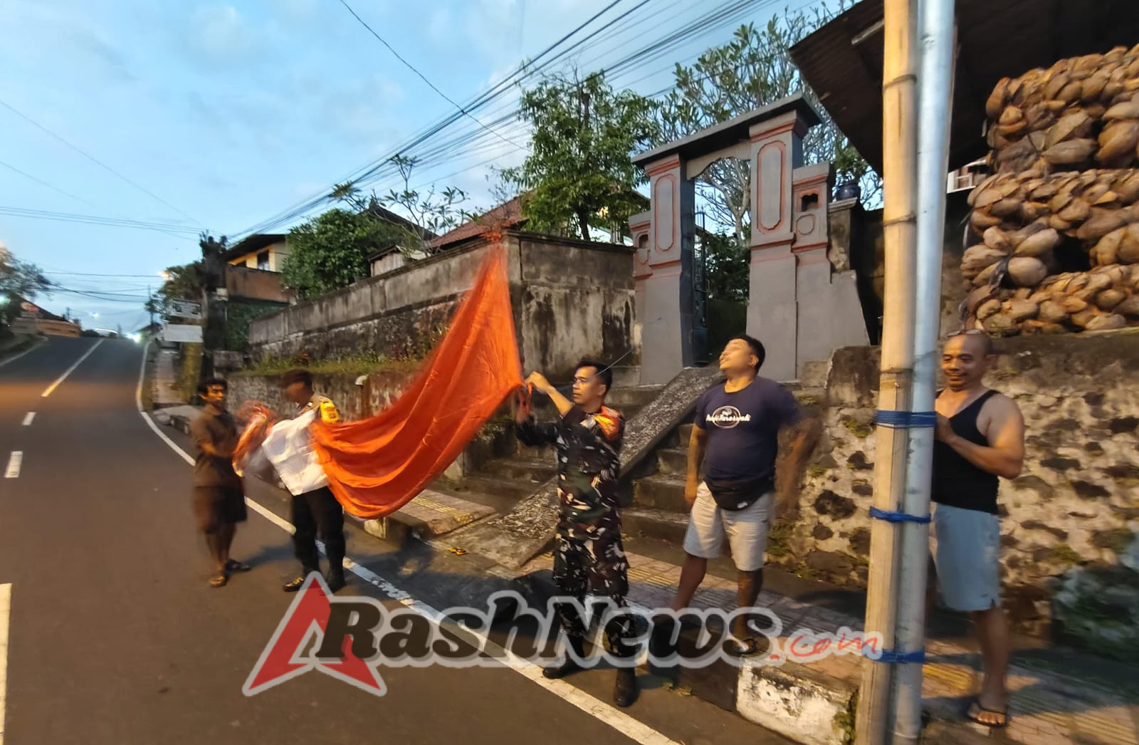 Bangun Kebersamaan Dan Nasionalisme, Babinsa Koramil Klungkung Ajak Warga Kibarkan Bendera Merah Putih