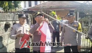 Bagi-Bagi Bendera, Polsek Dentim Ajak Warga Kibarkan Merah Putih di Setiap Rumah