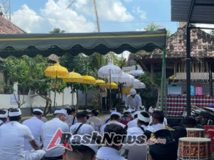 Kompol Rai Darmayasa Bersama Anggota Melaksanakan Persembahyangan Bersama Dalam Rangka Piodalan dipura Giri Eka Loka Polsek Mengwi