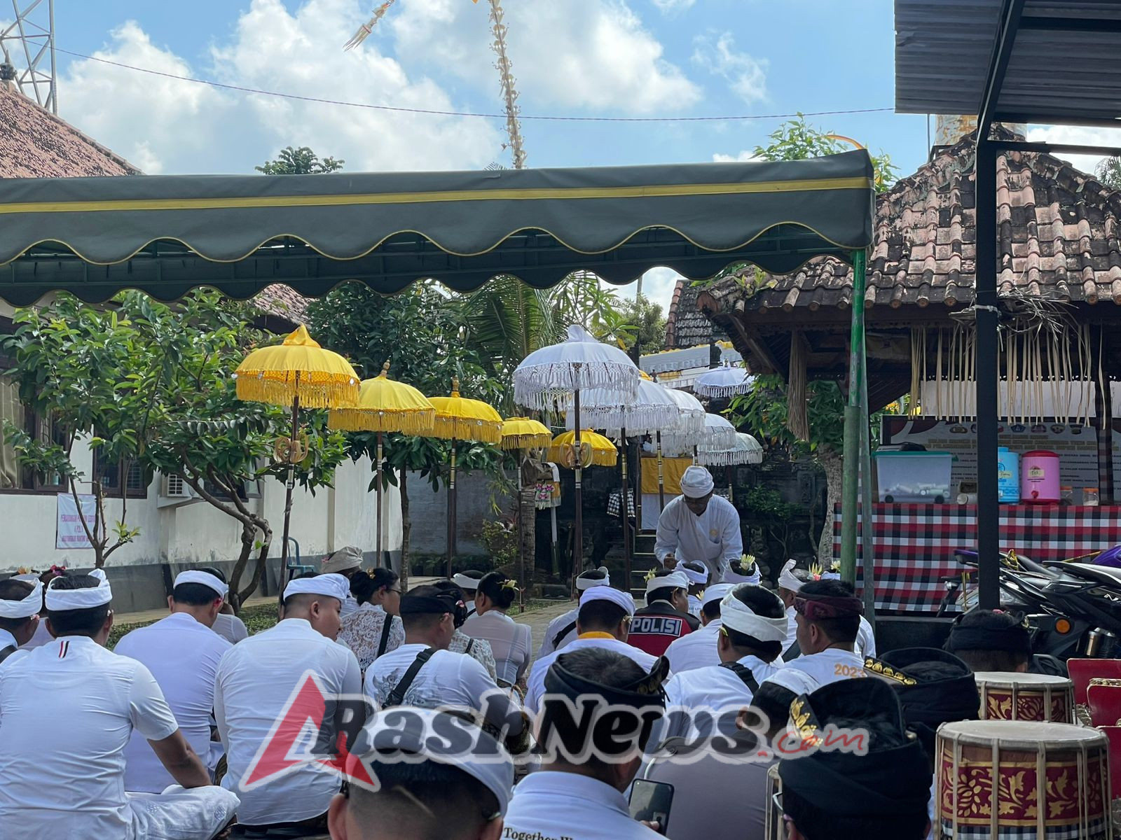 Kompol Rai Darmayasa Bersama Anggota Melaksanakan Persembahyangan Bersama Dalam Rangka Piodalan dipura Giri Eka Loka Polsek Mengwi