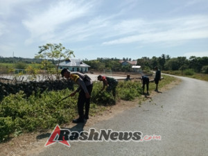 Komsos Dengan Warga Binaan Babinsa Ikut Gotong Royong Pembersihan Semak belukar
