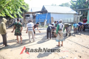 Bersama Warga, Satgas TMMD Bangun Lantai Besi Jembatan Limpas untuk Akses Vital Desa