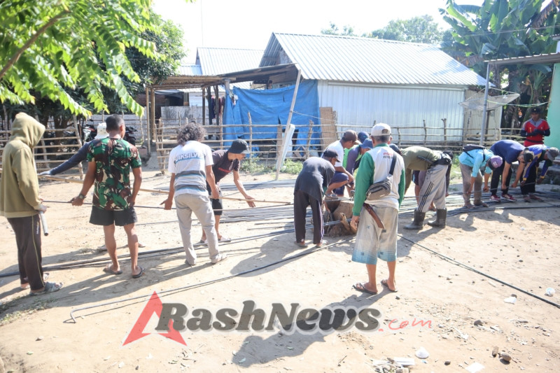 Bersama Warga, Satgas TMMD Bangun Lantai Besi Jembatan Limpas untuk Akses Vital Desa