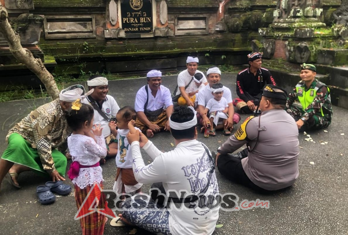 Jelang HUT ke 80 RI, Bhabinkamtibmas Desa Singakerta Imbau Warga Pasang Bendera Merah Putih