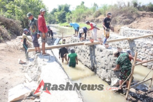 Bersama Warga, Satgas TMMD Pastikan Kekuatan Jembatan Limpas Melalui Pembuatan “Mata Sapi