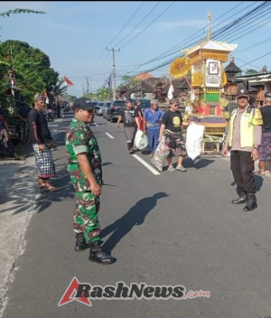 Bhabinkamtibmas Desa Jegu atensi giat upacara Ngaben