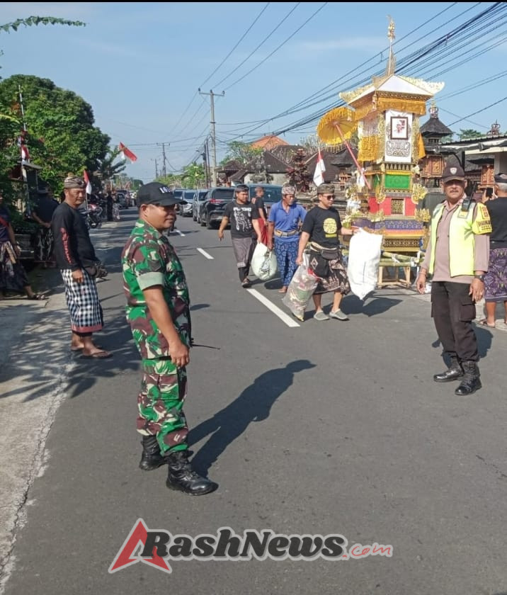 Bhabinkamtibmas Desa Jegu atensi giat upacara Ngaben