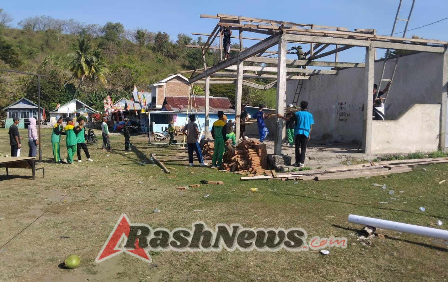 Tribun Lapangan Kalabeso Direhab, TNI dan Warga Satukan Semangat Olahraga Pemuda