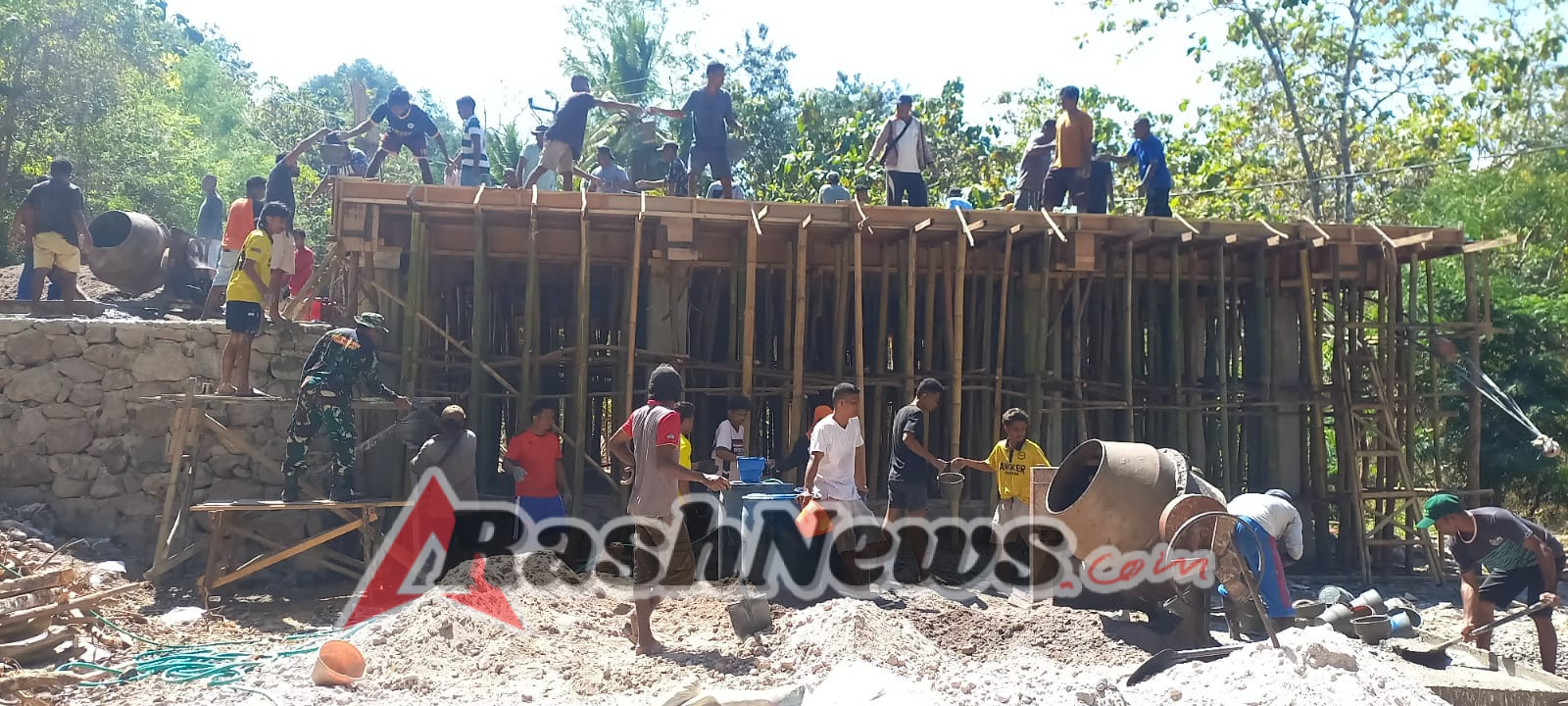 Babinsa Koramil 1624-04/Omesuri Dukung Pembangunan di Desa Balauring