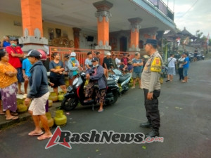 Polsek Gianyar Amankan Operasi Pasar Murah Gas LPG 3 Kg di Kelurahan Bitera