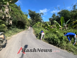 Babinsa Bunutin Bersama Aparat Desa Kompak Bersihkan Semak untuk Lingkungan Sehat