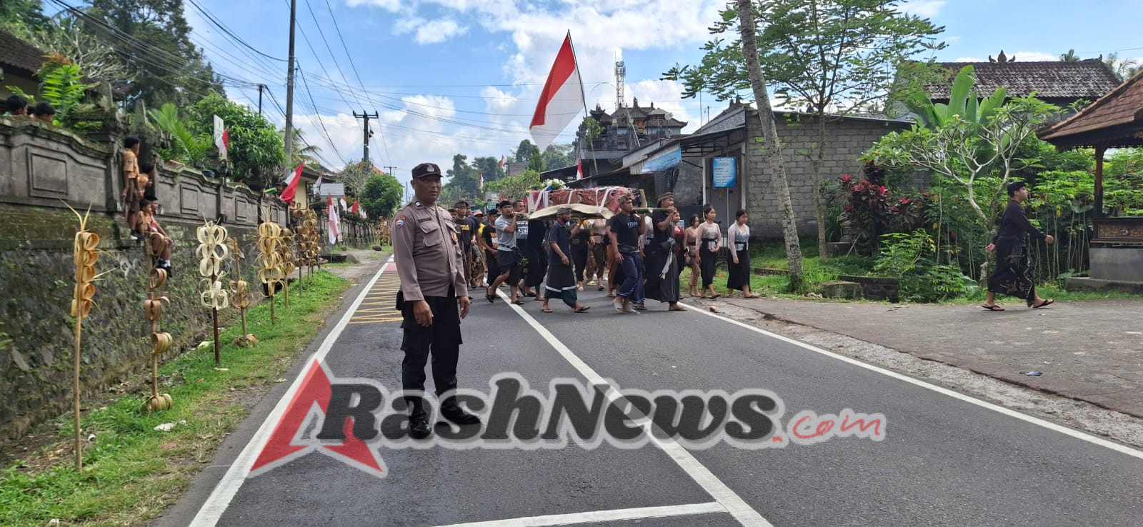 Berikan Rasa Aman Dan Nyaman Bhabinkamtibmas Desa Marga Pengamanan Upacara Ngaben Mekingsan Di Geni
