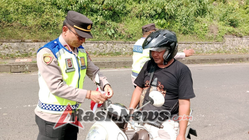 Merah Putih Berkibar di Jalan Raya, Polsek Pupuan Kobarkan Semangat Kemerdekaan