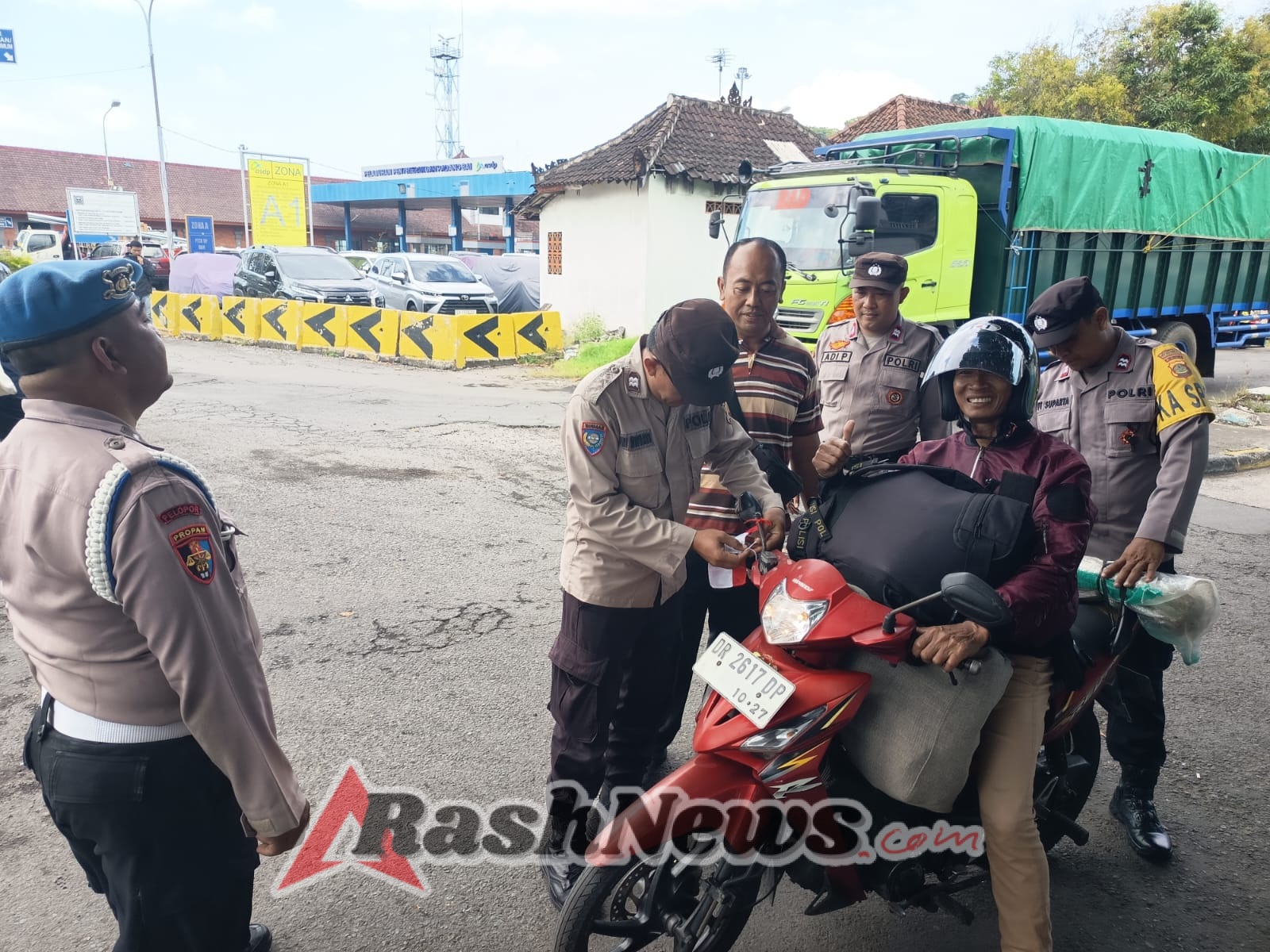 Polsek Kawasan Pelabuhan Padangbai Bagikan Bendera Merah Putih Sambut HUT ke-80 RI