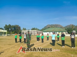 Sinergi Babinsa Moteng dan Pemuda Brang Rea Latih Paskibra Menjelang 17 Agustus