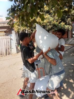 Penyerapan Gabah di Desa Samili Berjalan Aman dan Tertib, Babinsa Turut Hadir