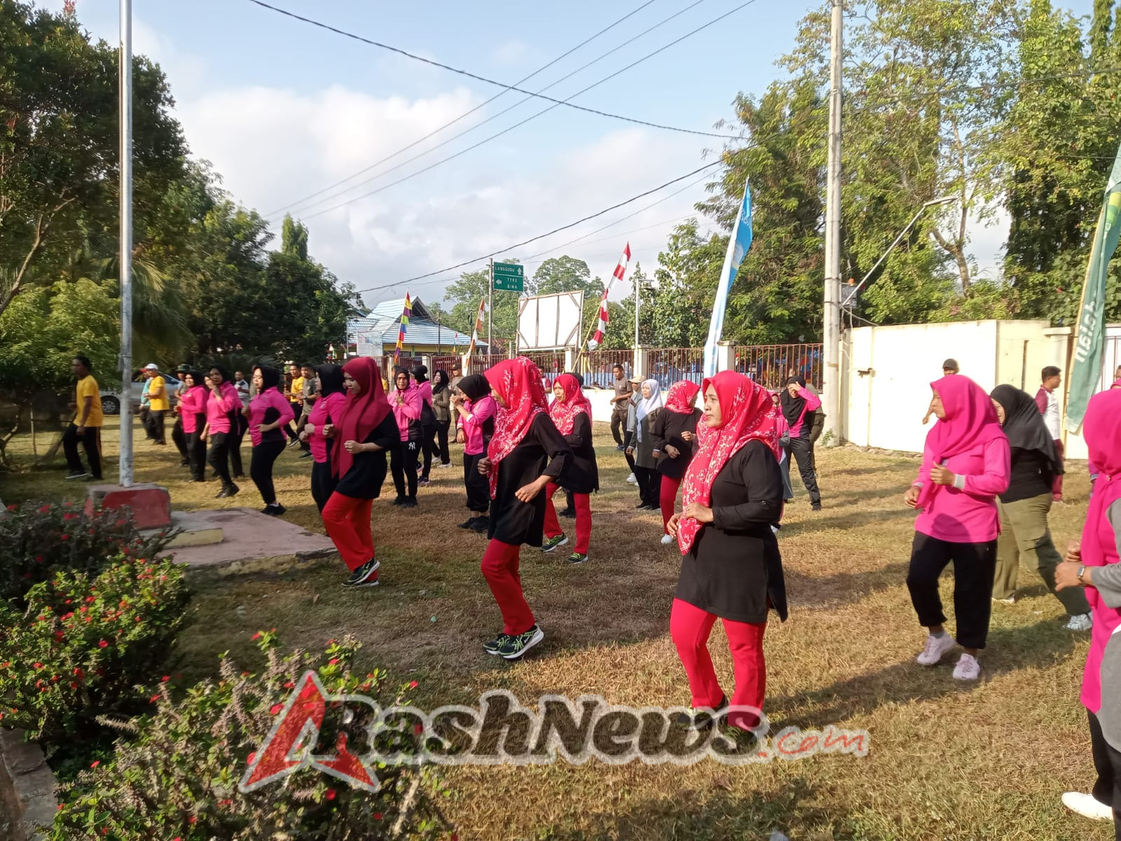 Kenang HUT POLRI ke-79, Babinsa dan Anggota Polsek Gelar Olahraga Bersama di Wilayah Woha dan Belo