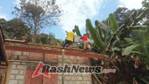 Satgas BKO TMMD Kodim 1622/Alor Ganti Atap Rumah Warga di Desa Kiraman