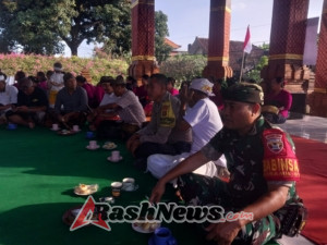 Pengukuhan Kelian Banjar Dan Sembahyang Bersama Berlangsung Khidmat Dikawal  Babinsa Semarapura Klod