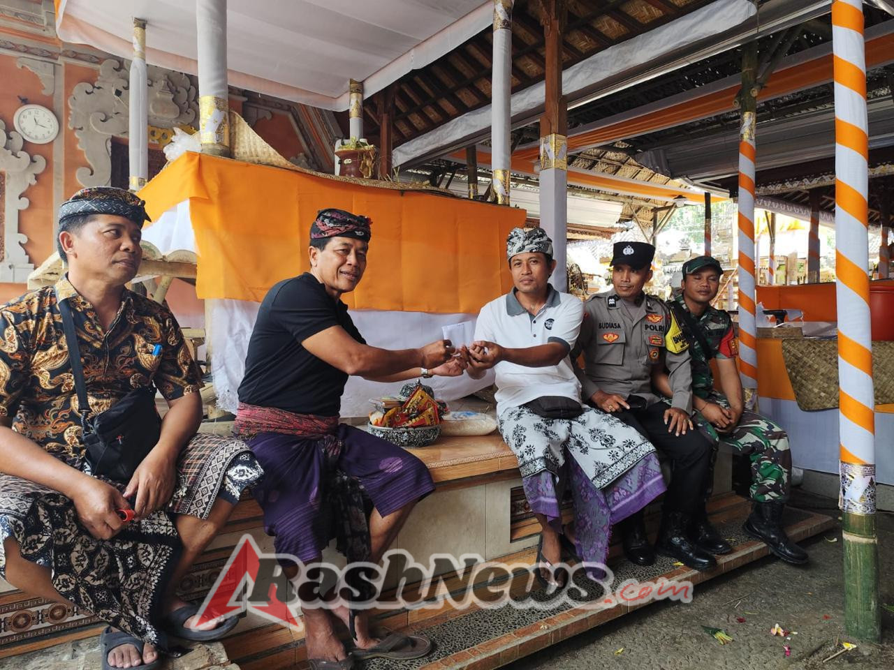 TNI Ada Dalam Berbagai Kondisi, Babinsa Timuhun Melayat Bersama Bhabinkamtibmas Dan Pemdes