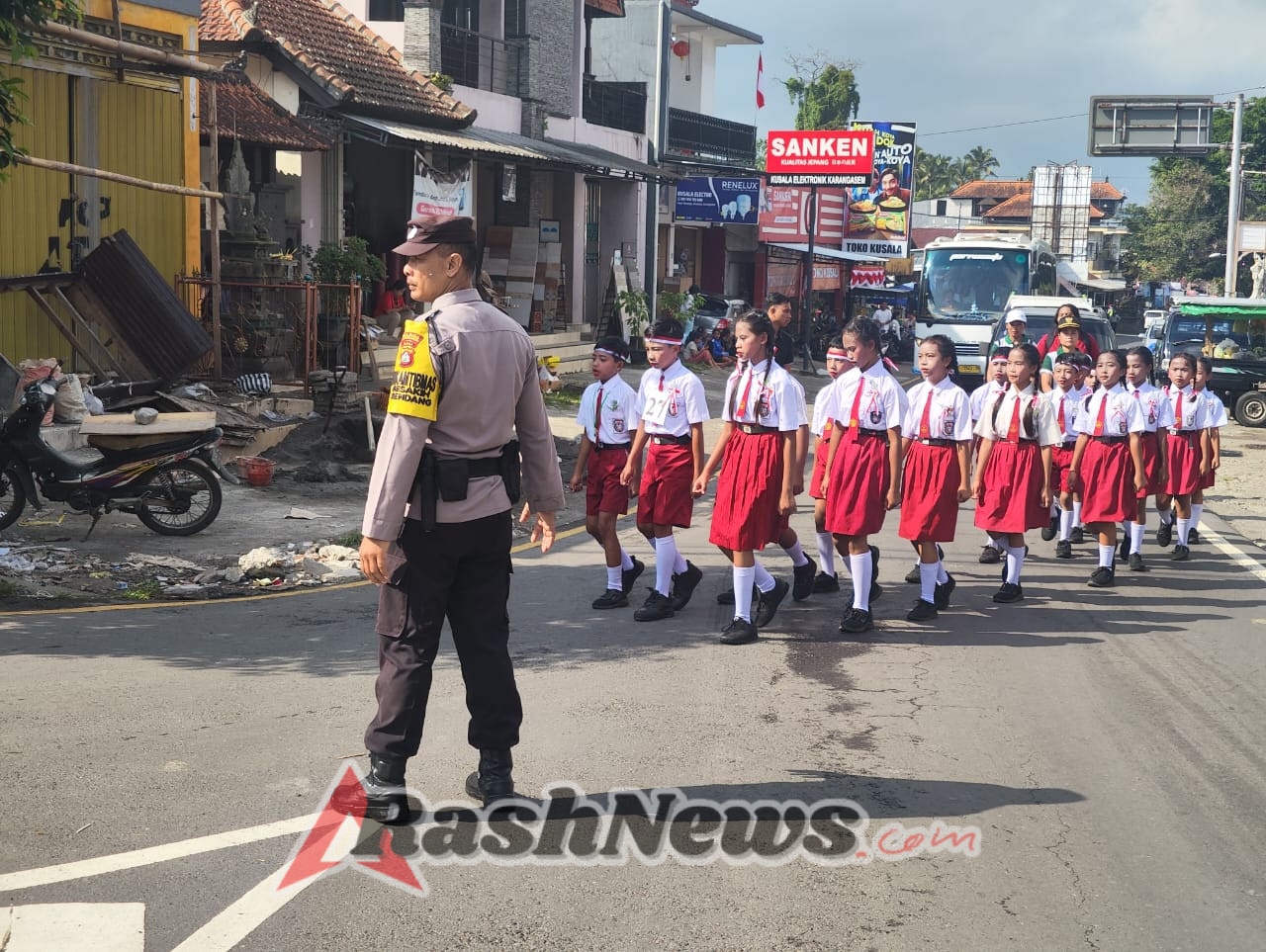 Polsek Rendang Amankan Lomba Gerak Jalan Tingkat SD se-Kecamatan Rendang Menyambut HUT RI Ke-80