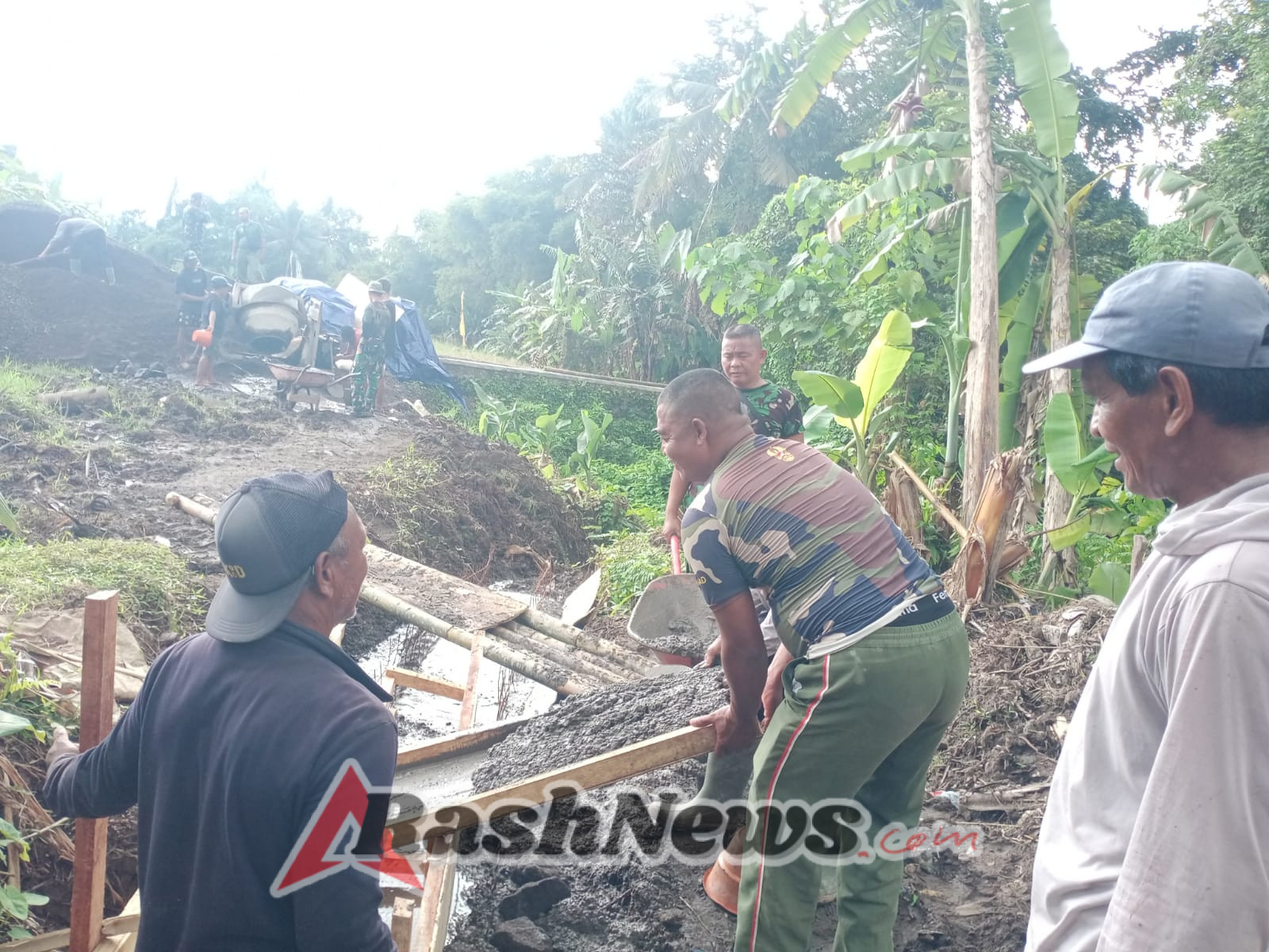 Jalan Usaha Tani Desa Batuan Digarap Satgas di Lapangan, Dan SSK Turun Langsung Pimpin Pekerjaan