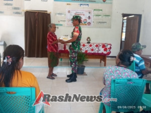 Bersama Aparat Babinsa  Dampingi Pembagian Beras Bantuan Pangan Kepada Warga