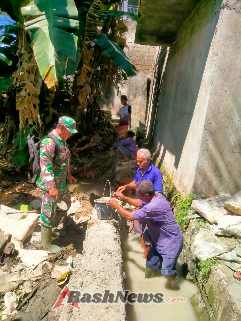 Perbaikan Saluran Irigasi Yang Rusak Babinsa Bersama Warga Gorong Royong Agara Pasokan Air ke Sawah Tetap Lancar