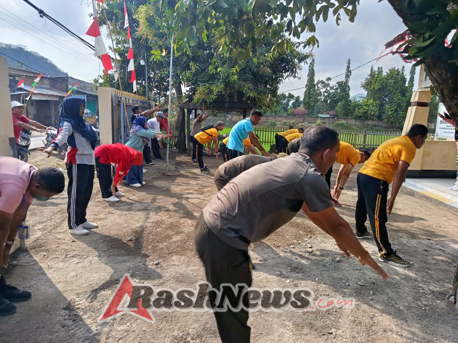 HUT Polri ke-79, Anggota Posramil dan Polsek Madapangga Kompak Berolahraga Bersama