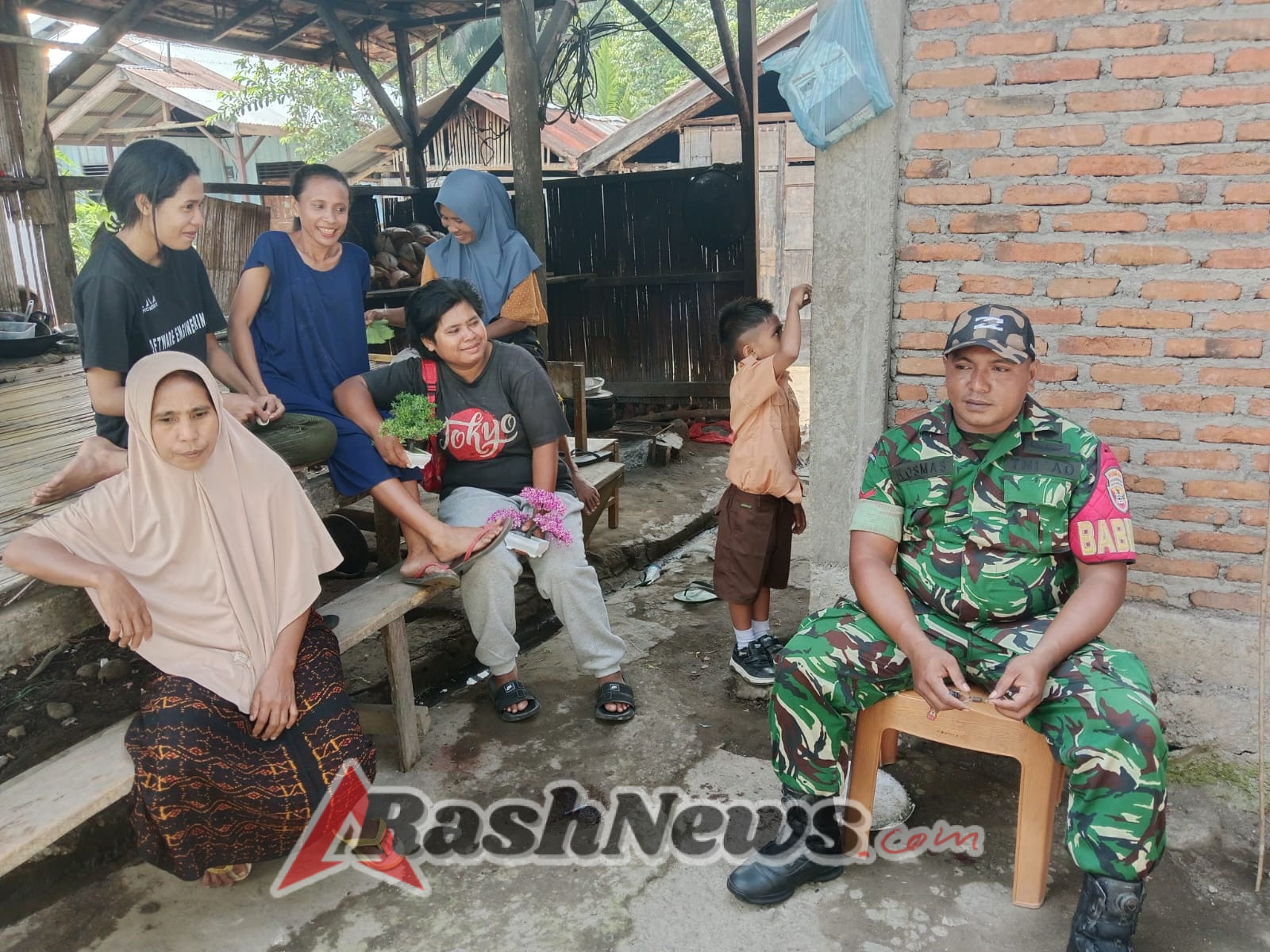 Bangun Kedekatan dengan Warga, Babinsa Ende Tinjau Situasi Kamtibmas di Nemboamba