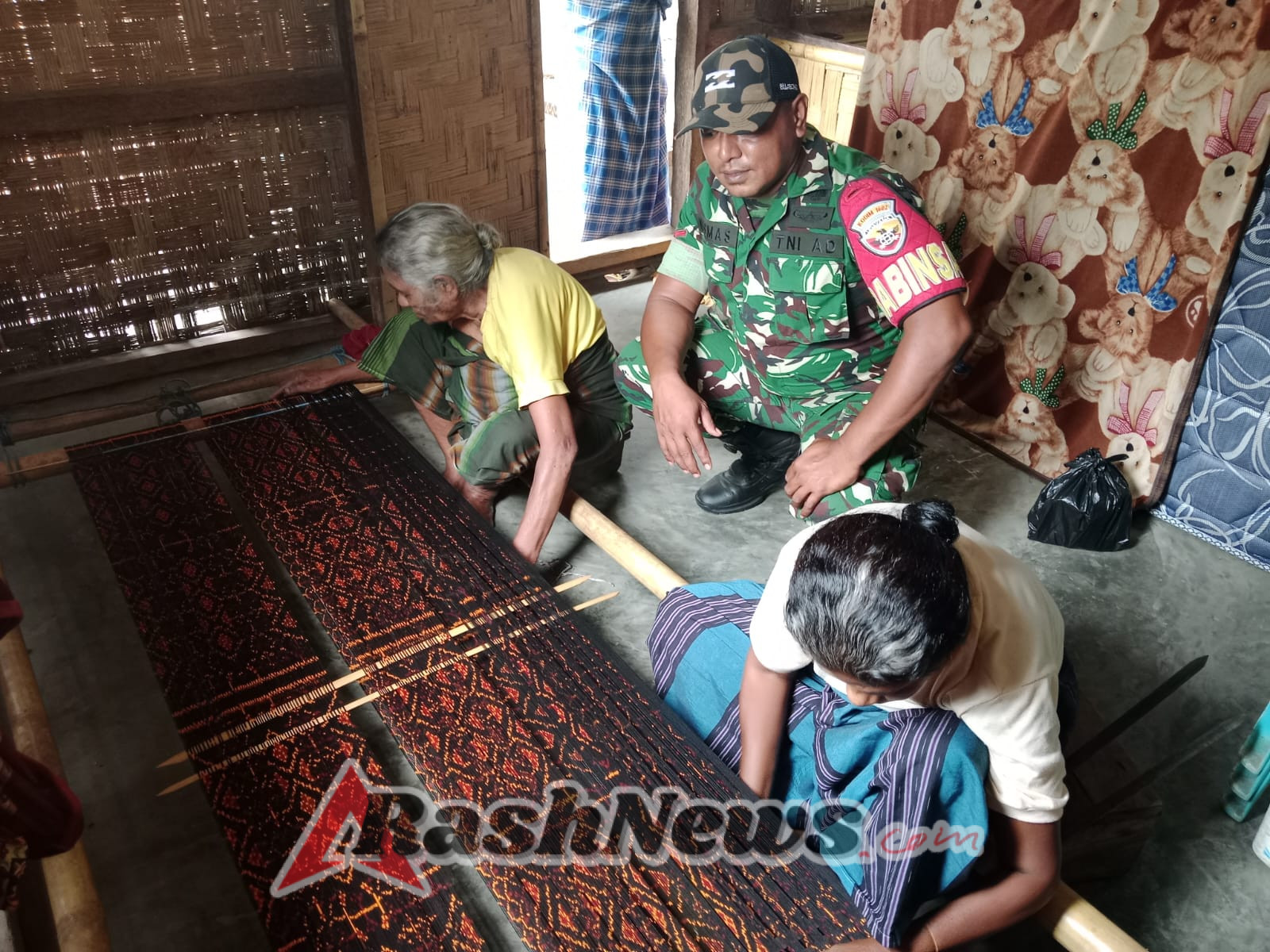 Babinsa Kodim 1602/Ende Sinergi dengan Warga untuk Lindungi Budaya dan Keamanan Desa