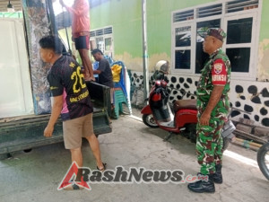 Babinsa Koramil Ende Jalin Kedekatan dengan Masyarakat Lewat Bantuan Pengangkutan Barang