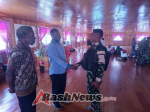 Satgas Yonif 743/PSY Jadikan Minggu Kasih Momentum Pererat Tali Persaudaraan