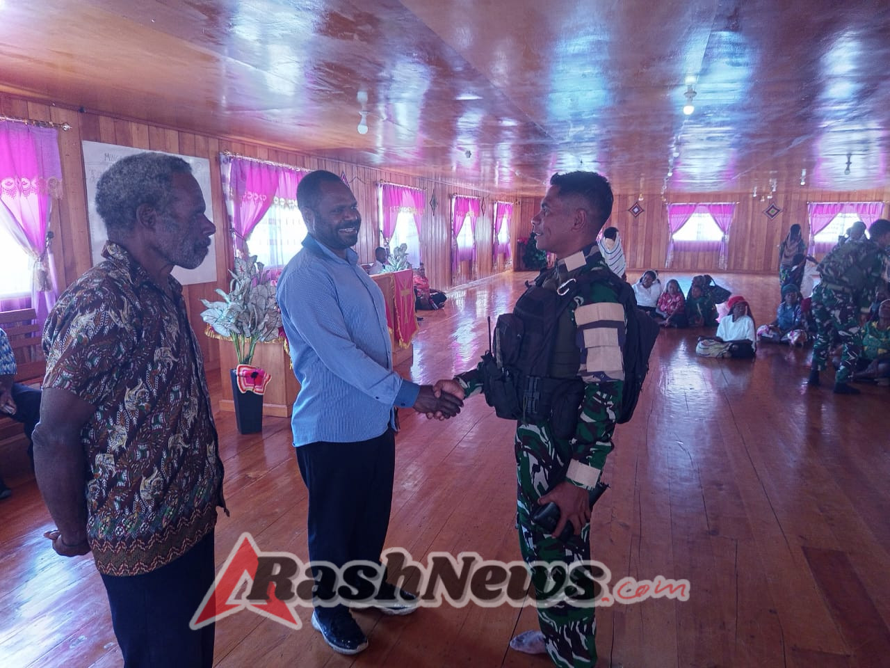 Satgas Yonif 743/PSY Jadikan Minggu Kasih Momentum Pererat Tali Persaudaraan