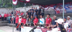 Dukung Program Pemerintahan Desa, Bhabinkamtibmas Hadiri Kegiatan Pembukaan Porsenides Desa Ngis.