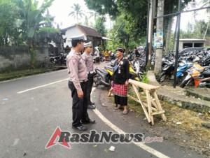 Panit 1 Lantas Polsek Manggis, Bersinergi Dengan Anggota Pecalang Amankan Arus Lalu lintas.