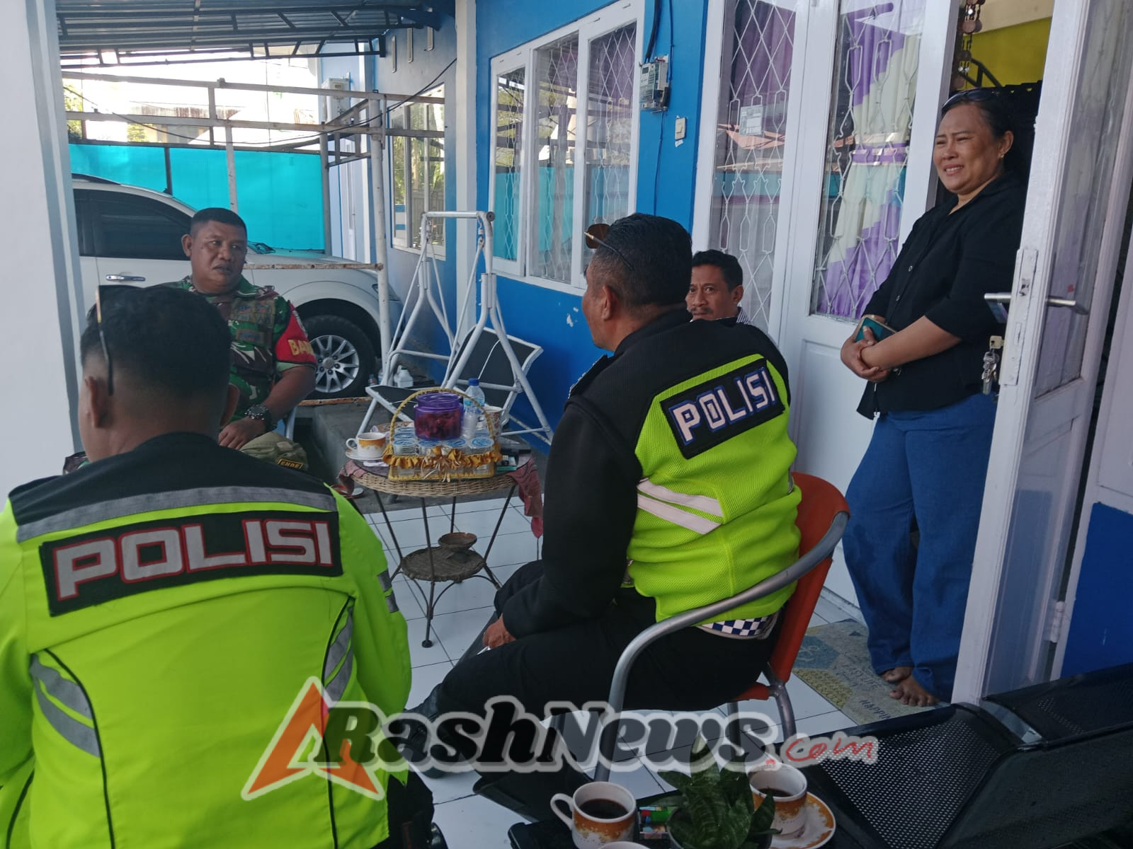 Bersama Polres Ende, Babinsa Gelar Monitoring dan Komunikasi Sosial di Wilayah Ende Utara