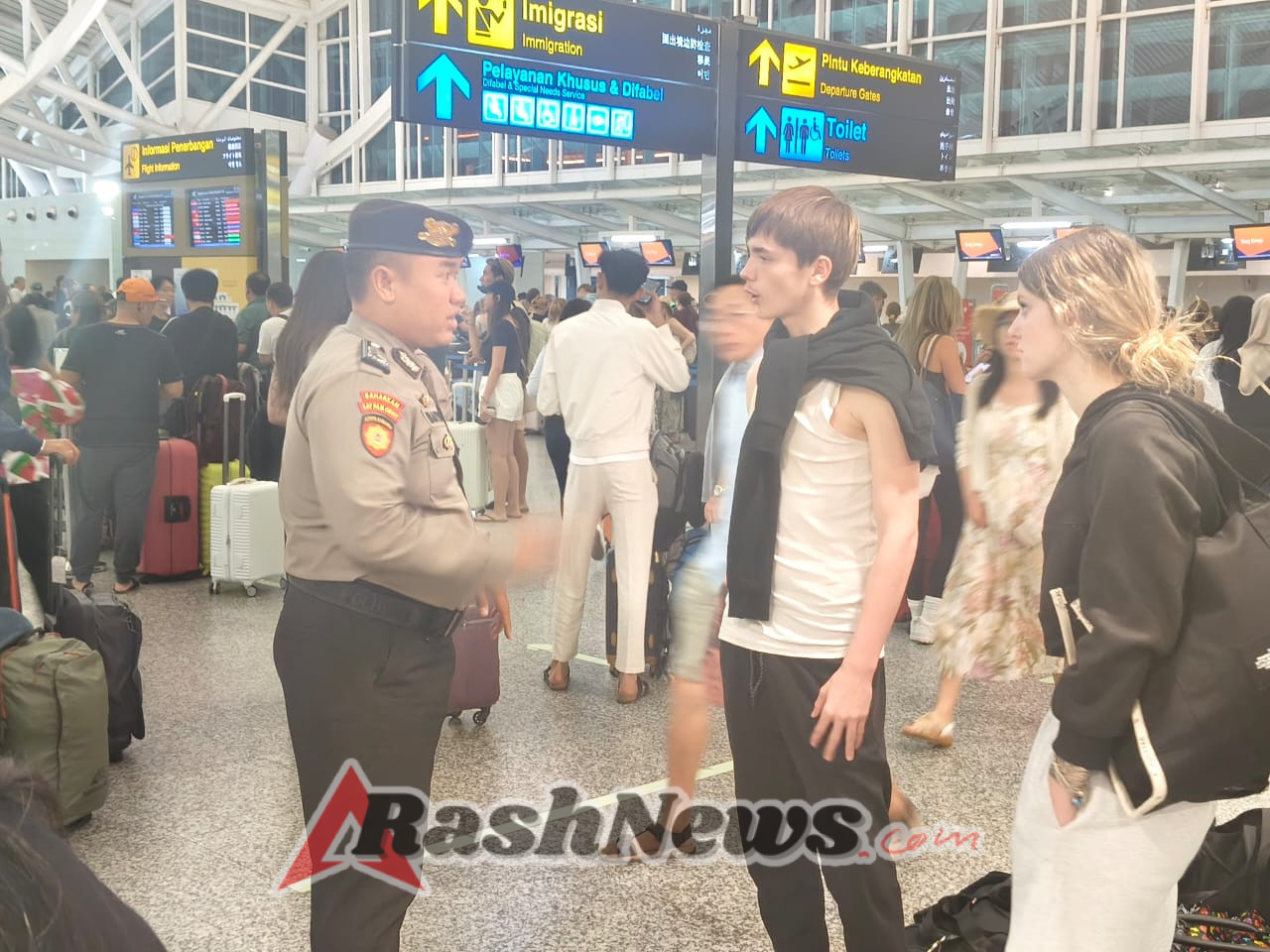 Polisi Bandara Ngurah Rai Layani Wisatawan dengan Pendekatan Humanis di Terminal Keberangkatan Internasional
