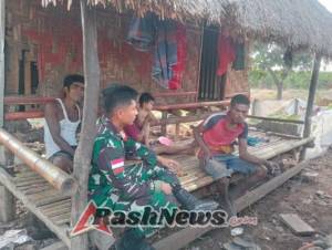 Babinsa Rutin Ke Desa Binaan Ingatkan Warga Agar Jaga Keamanan dan Ketertiban